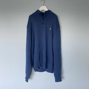 Ralph Lauren stickad kofta L - Säljer nu denna feta stickade koftan ifrån Ralph Lauren som kommer vara perfekt inför hösten och vintern | Skick: 8/10 | Nypris: 2400 kr | Mitt pris: 349 kr | Hör av er vid minsta fråga eller fundering :)