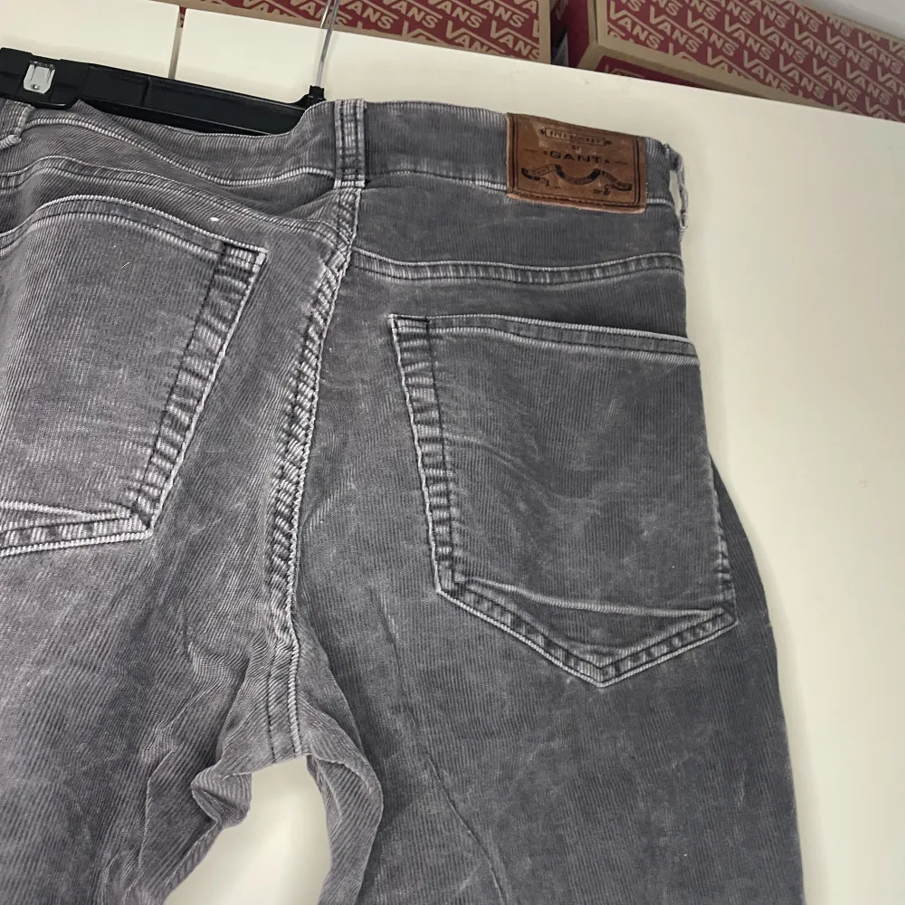 Säljer dessa Gant Manchester Jeans som blivit för små. Dom sitter slim   Storlek: W31/L32. Jeans & Byxor.