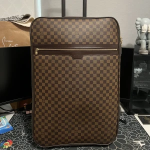 Louis Vuitton Pegase 65 Damier Ebner - Louis Vuitton Pegase 65 Damier Ebner Resväska SP0026 (Februari 2006) Skick enligt bilder, insidan har inga flaws