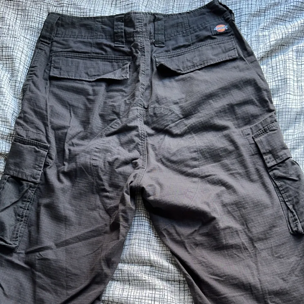 Dickies Eagle Bend Cargo Pants, köpt direkt från deras hemsida och är använd ett få tal gånger. Kommer dock inte till någon nytta längre.  Storlek: Small (29) Baggy fit. Jeans & Byxor.