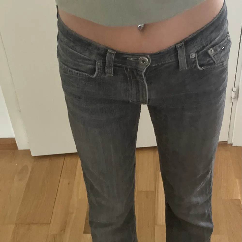 Säljer dessa lågmidjade jeans från tommy hilfiger💗det står ingen storlek på de men den jag köpte de av sa att de var xs-s❤️ de passar mig som är 165 cm lång💗. Jeans & Byxor.