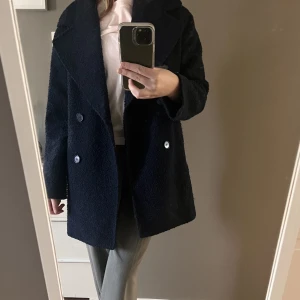 Jacka - En marinblå kappa från monki!🔥