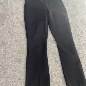 Kostymbyxor - Kostymbyxor i storlek 36 från Bik Bok.