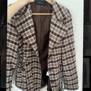 B.young kappa - en B.young kappa som är i Storlek XL men passar mig som är S fast sitter lite oversized. Säljer för 150kr då den är i extremt bra skick. Köparen står för frakten😇