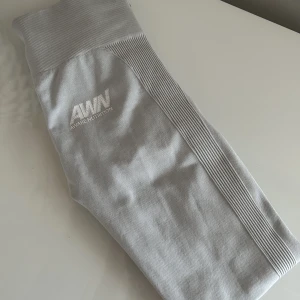 AWARE tights  - Säljer dessa tights som ej används längre. Det är som nya förutom att loggan blivit sliten. Drf det låga priset. Storlek S.