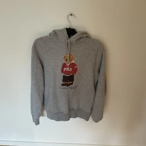 Polo Ralph Lauren Hoodie - Ralph Lauren hoodie med motiv polo bear 🐻    Ny pris 1699kr  mitt pris 750🔥🙌Hör av er vid intresse  📞 🔥🙌