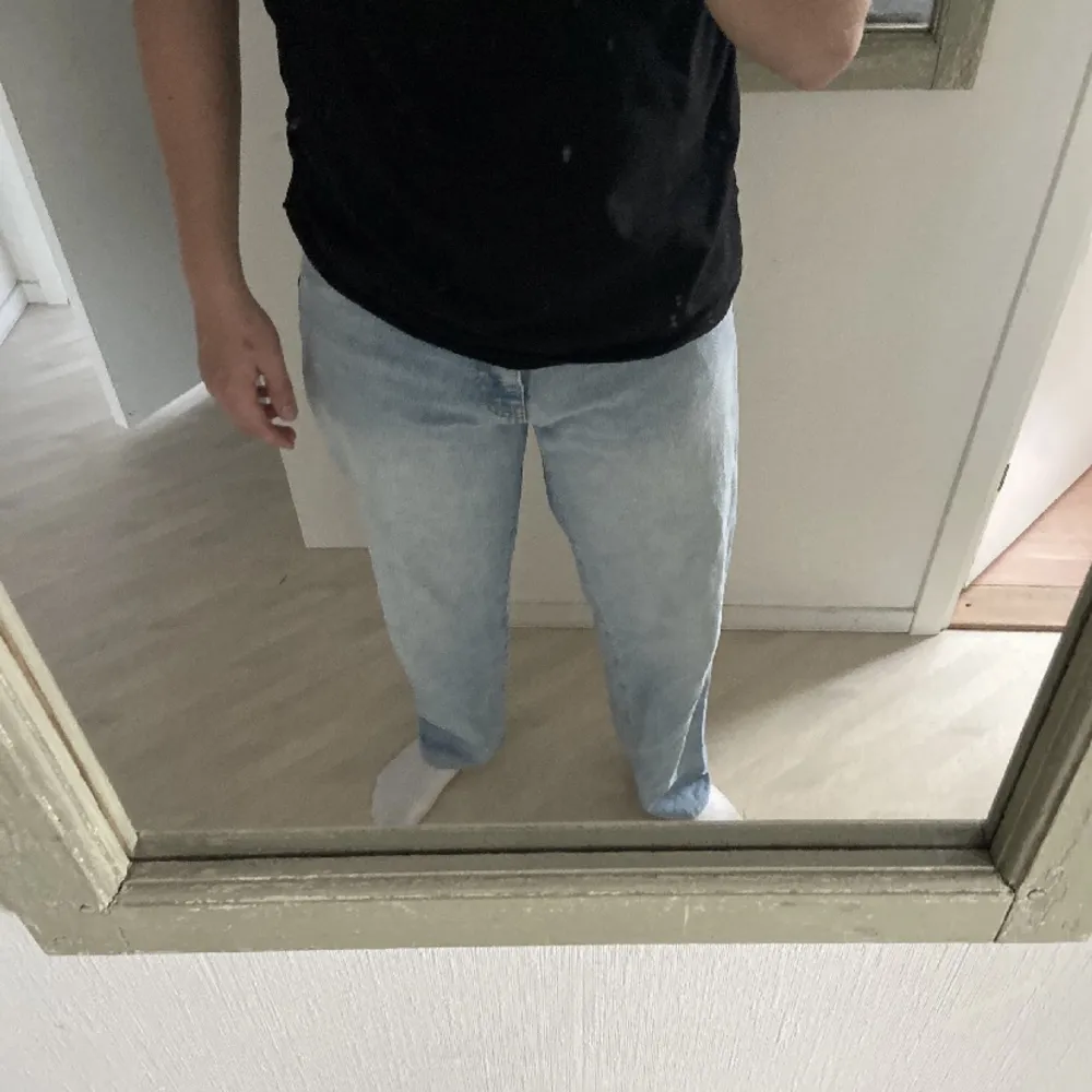 Säljer ett par woodbird jeans i storleken 30/32 då dem inte kommit till användning. Använd fåtal gånger. Skick: 9/10 Orginalpriset ligger på runt 1100kr köpt från Jeansbolaget! Priset går att diskuteras men inga skambud. Skicka om frågor😁 Mvh Emil☺️. Jeans & Byxor.