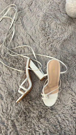 Klackskor  - Klackskor från prettylittlething, använda en gång. Storlek 3 vilket motsvarar 36 