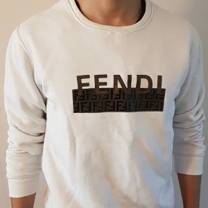Vit Fandi tröja - Den är helt ny har it använt den