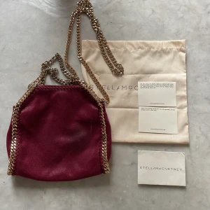Jätte fin Stella mc väska ❤️ - Säljer denna jätte fina Stella väskan då den inte riktigt kommer till användning längre. Perfekt nu till hösten❤️Allt på bilden kommer med! VILL INTE BYTA MOT ANDRA STELLA VÄSKOR MAJE ELLER ZADIG, men kan tänka mig nån annan❤️❤️