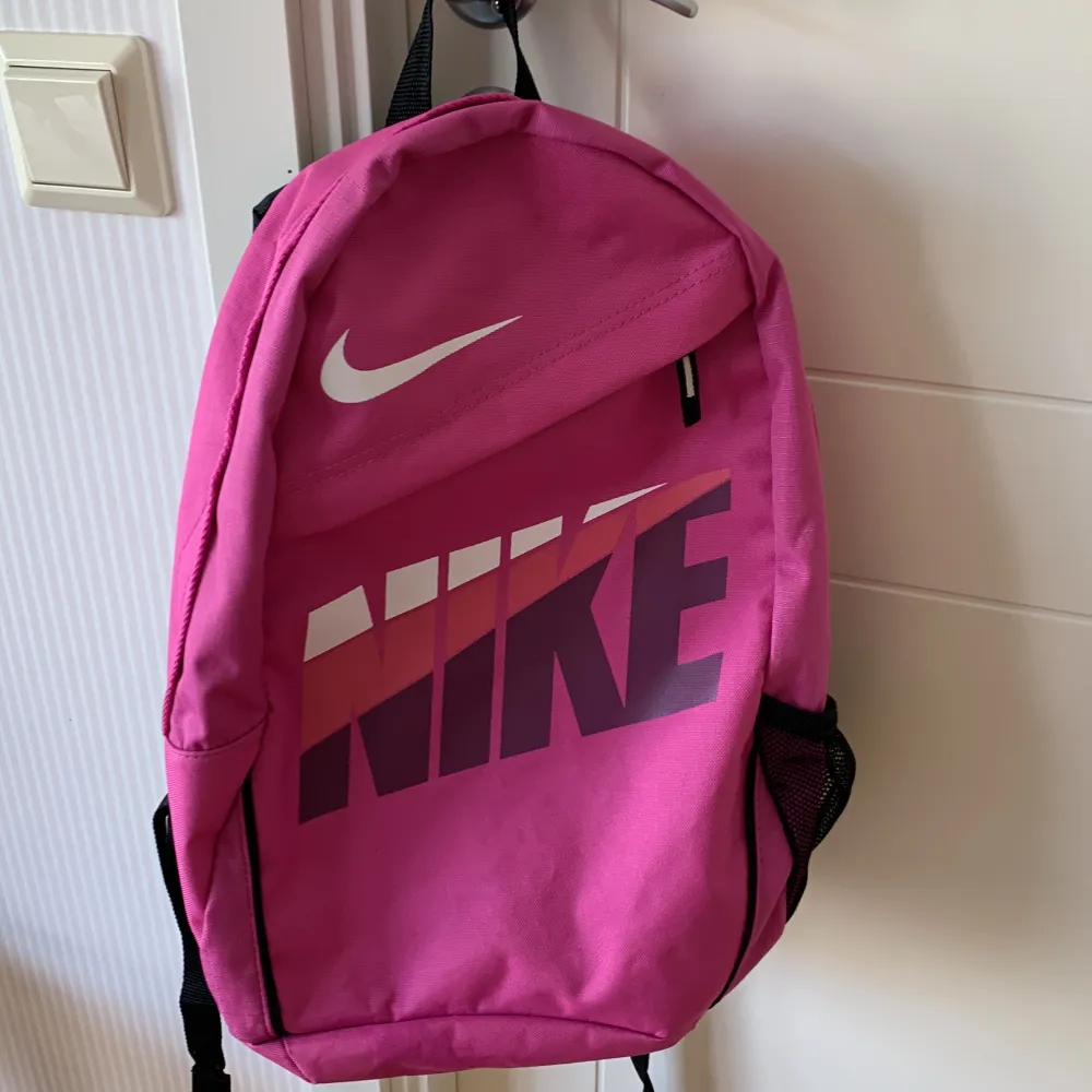 Perfekta ryggsäcken till skolstarten! Använd 2 gånger så väldigt fint skick.. Väskor.