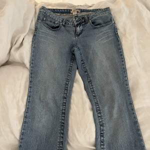 snygga lågmidjade bootcut jeans, använda endast ett fåtal gånger💗 väldigt fint skick, inga defekter💓be inte om bild på, de passar ej💓