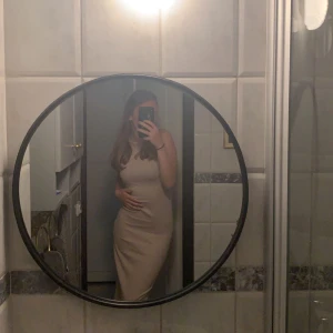 Söt klänning - Säljer denna då den inte kommer till använd! Jätte fint skick!