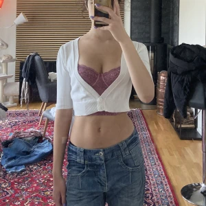 Söt kofta - Säljer denna vita koftan från Benetton. Så fin med en korsett topp eller en snygg spets bh under! Är i bra skick:) Köpare står för frakt. Kolla gärna min profil för liknande 💓