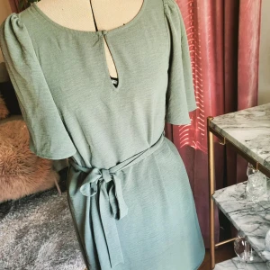 Klänning Vero Moda - Helt ny klänning från Vero Moda. Endast testad. Storlek 36. Ljusgrön i färgen.