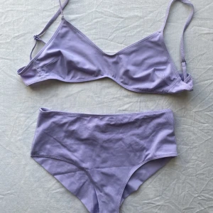 Lila bikini  - En lila bikini från Monki. Boda delar är S, men skulle säga att underdelen även hade passat en M