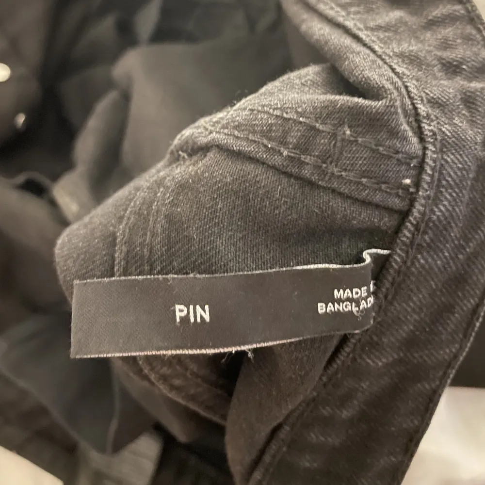 Weekday jeans i Modelen pin, säljer dom då dom är för stora och inte kommer till användning, i fint skick😊. Jeans & Byxor.