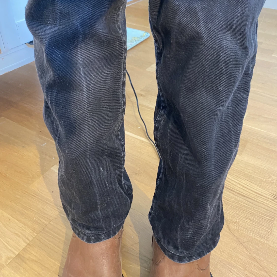 Svarta högmidjade jeans.  - 90