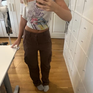 Bruna cargobyxor - Cargobyxor från Subdued. Använda fåtal gånger, köpta i Italien för ca 700kr