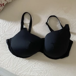 Bh - Bh/bikiniöverdel i strl 85D. Går att använda som både bh å bikinitopp, men stängningen där bak är som en bikini. Bra skick å endast använd ett fåtal gånger, säljes då den blivit för stor på mig.