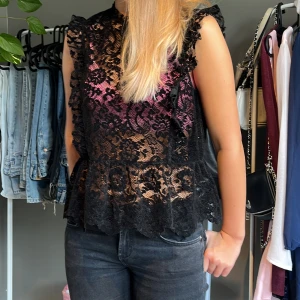 Spets topp - Svart spetstopp från H&M i strl 38 men passar S-M