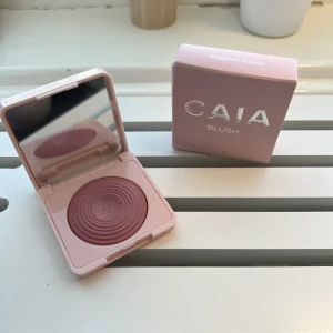Caia blush - Caia blush i färgen Raspberry passion. Helt ny. Nypris 265kr 
