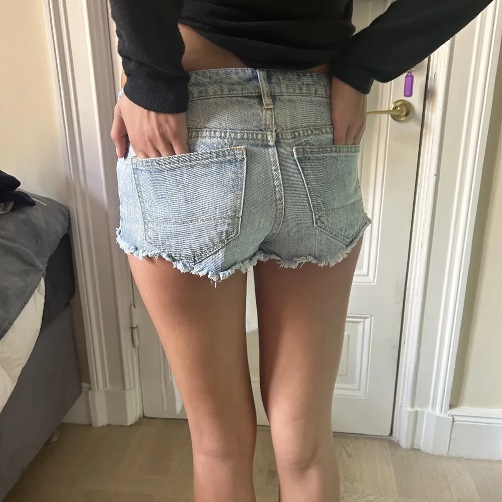 Säljer dessa lågmidjade shorts i storlek 34. De har inga defekter❤️. Shorts.