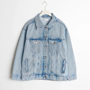 Jeansjacka - Säljer den jätte fina jeansjackan från Gina Tricot som inte kommer till användning🥰slutsåld på hemsidan💕 nypris 500 säljer för 200