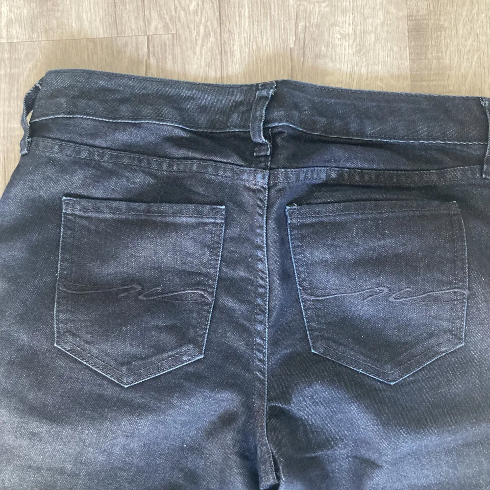 Mörkblå jeans från Tommy hilfiger. Midja 38 cm Höft 46. Jeans & Byxor.