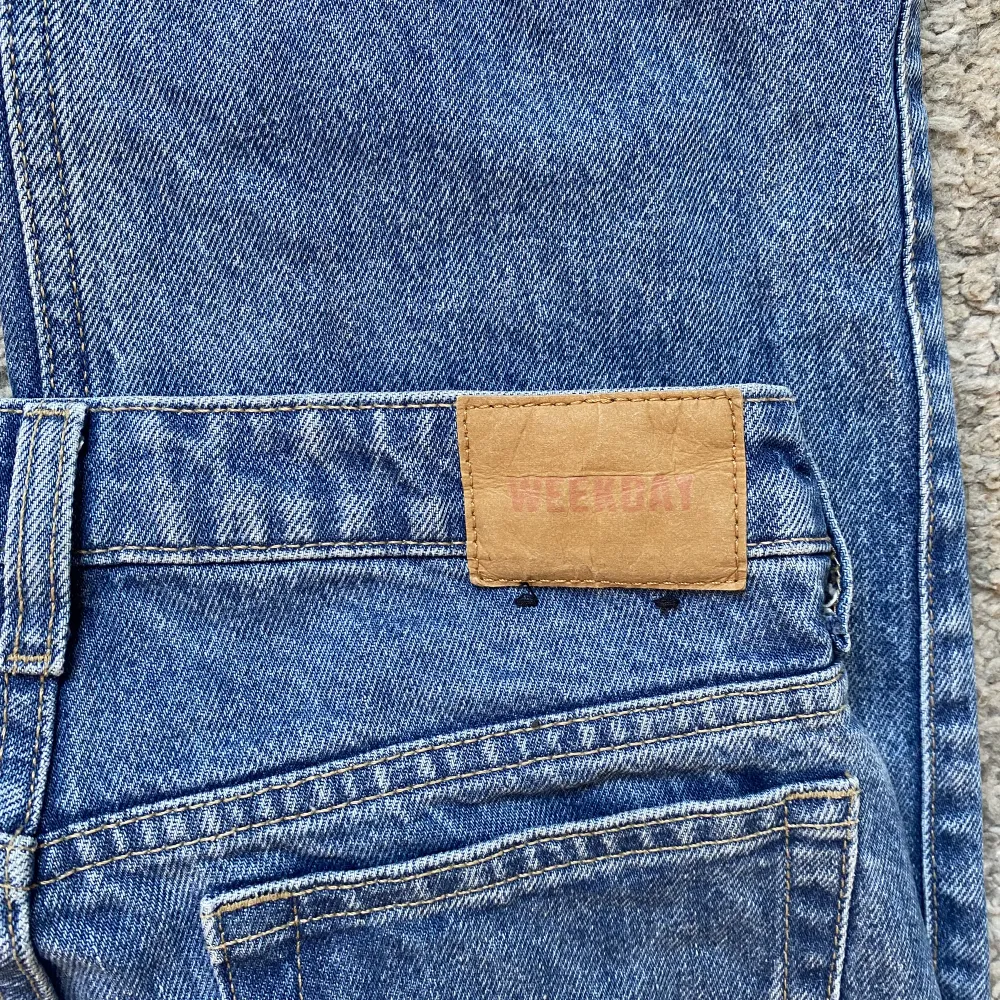 Säljer mina lågmidjade jeans ifrån weekday då jag inte får användning till de. De är i modellen Low arrow och jag har endast använt de 1 gång (köpte från en på plick och de var nyköpta av henne)❤️ första bilden är lånad!. Jeans & Byxor.