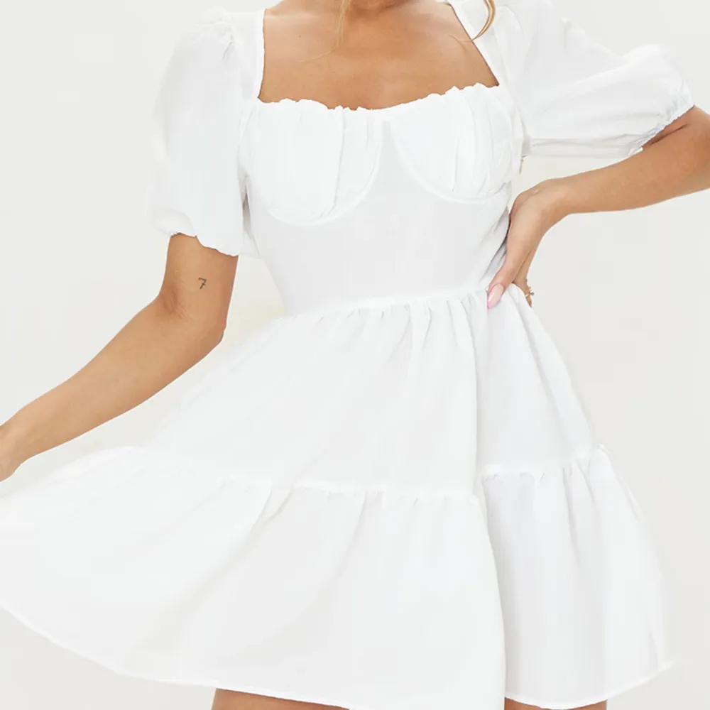 Vit klänning från prettylittlething Aldrig använd, prislapp kvar, nypris (35€) Står på lappen att det är storlek 32 men det måste blivit något fel då den snarare sitter som en storlek M . Mekot.