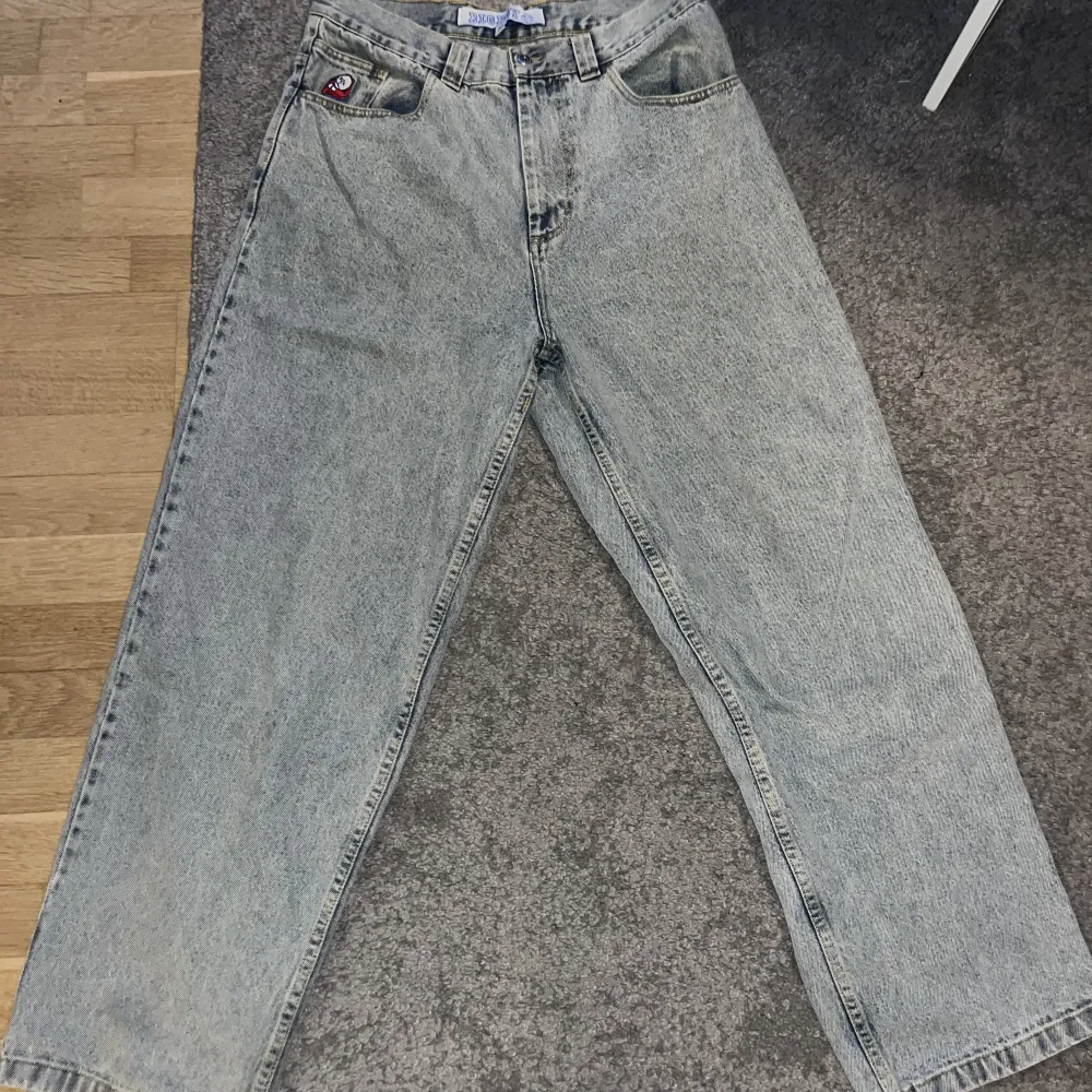 Knappt använda byxor i storlek M. Är i väldigt bra skick. Inga hål eller fläckar.. Jeans & Byxor.