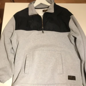 Levis tjocktröja - Tjocktröja från Levis skate kollektion. Har hål på sidan. Storlek M