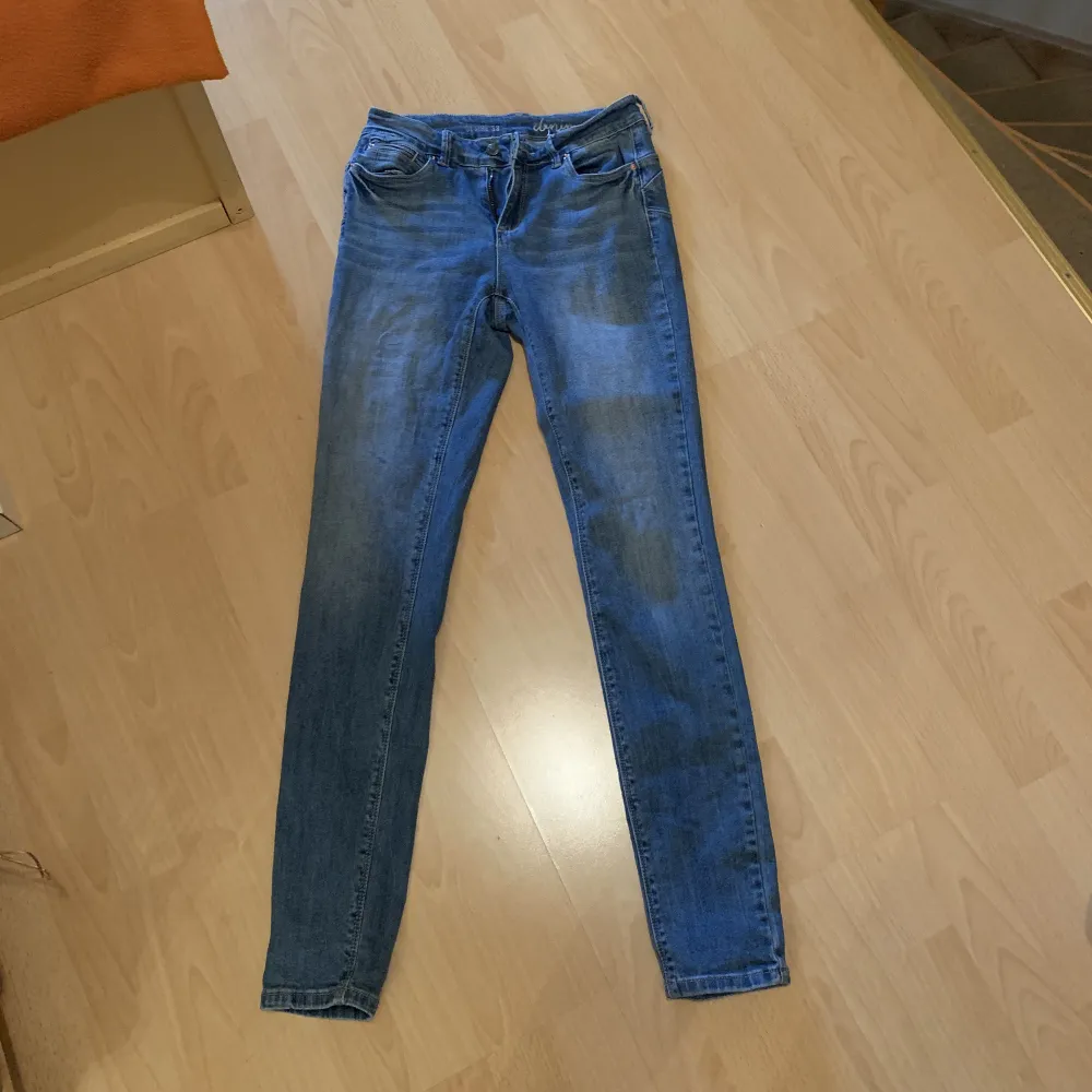 Säljer mina jeans. Använda ca 3 ggr så dom är i nyskick. Längden passar mig (jag är 167 cm). Dom är tajta runt benen. Jeans & Byxor.