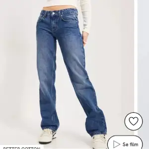 Säljer mina långmidjade jeans ifrån Nelly köpta för 599kr inga defekter använda kanske tre gånger 