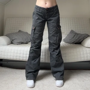 Cargopants - Säljer dessa coola, grå cargobyxor i storlek W32L34 (passar 38 bra), 82cm midja och 84cm innerbenslängd🥰Jag på bilderna är 172cm lång och brukar ha storlek 38💕✨
