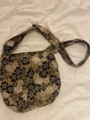 Axelväska  - Använd axelväska, fint mönster och Inga defekter på utsidan. Lite smutsig inuti men inget tecken på slitningar. Superfin 💞
