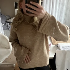 Stickad tröja - Säljer denna HELT NYA tröja från nakd. Perfekt nu till hösten❤️❤️💋💋