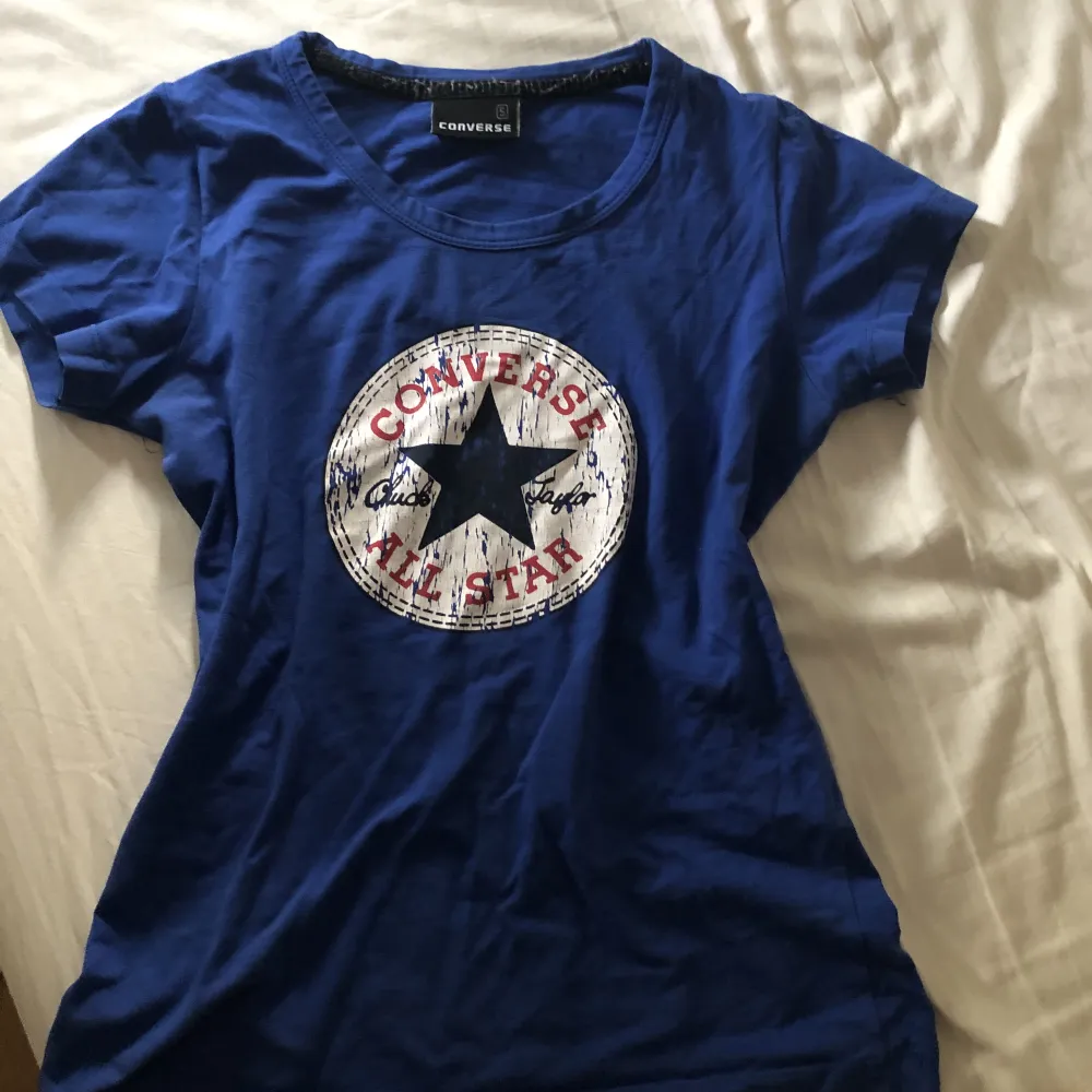 Jättefin Converse tröja. Bra kvalitet och stretchig i materialet passar xs-m💗. T-shirts.