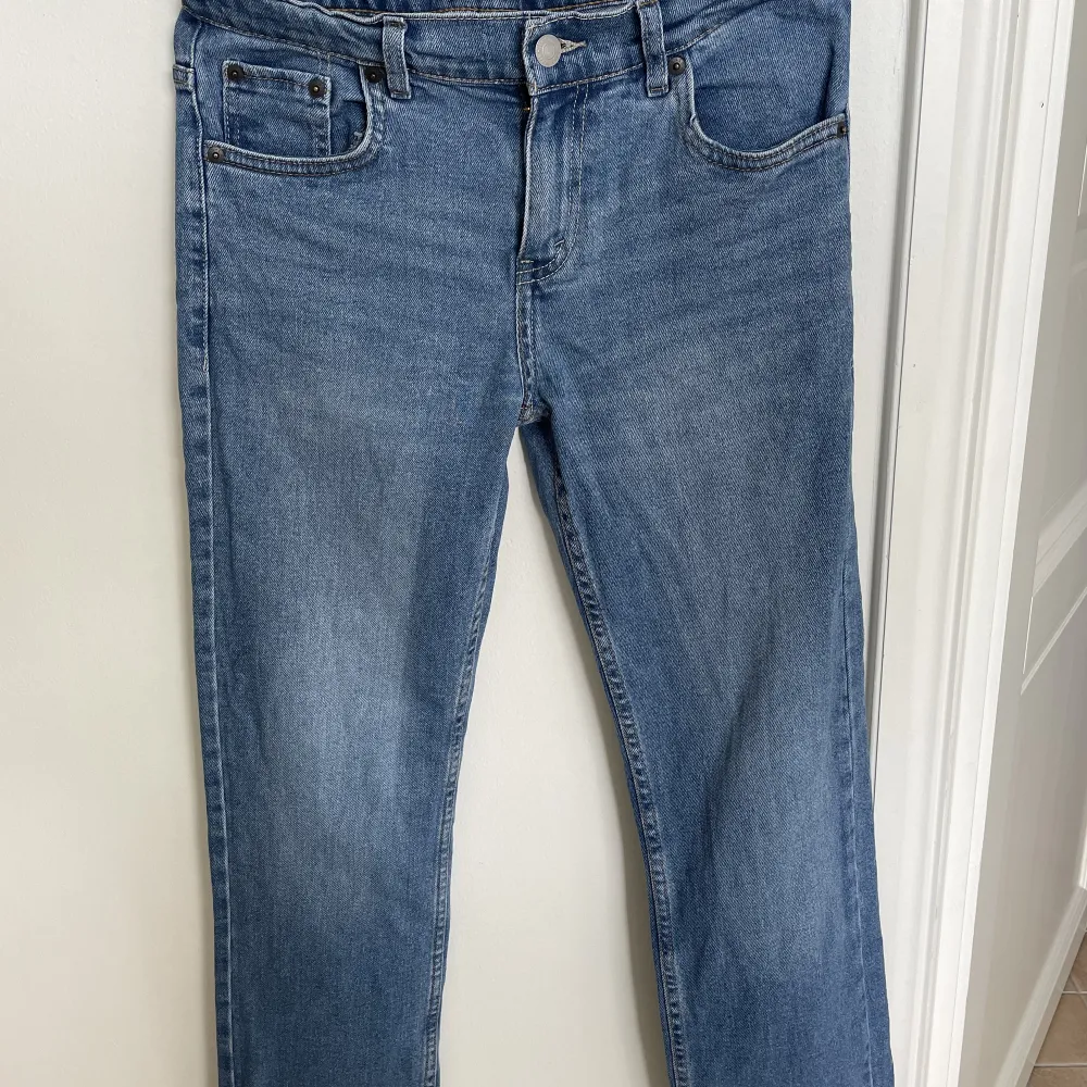 Jätte snygga Levis jeans i färgen blå. Passar till allting och är riktigt sköna. Säljer dom för dom har blivit för små.. Jeans & Byxor.