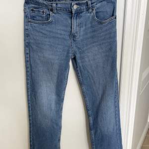 Jätte snygga Levis jeans i färgen blå. Passar till allting och är riktigt sköna. Säljer dom för dom har blivit för små.