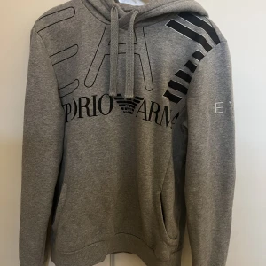 Armani hoodie  - Super mysig Emporio Armani hoodie i storlek s köpt för 1400kr. 