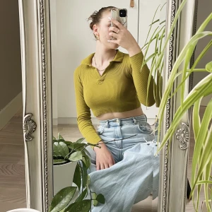 Långärmad pikétröja 💚 - Super fin olivgrön pikétröja i väldigt bra skick. 🌟 Den är endast använd ett fåtal gånger. Tröjan är i storlek S men är ganska kort. Jag brukar ha XS/S i storlek som jämförelse 💚 Hör av dig om du har frågor 🫶🏻
