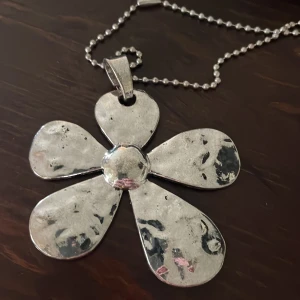 Halsband  - Nytt nickelfritt halsband med en lång kulkedja 6.5 cm stort 