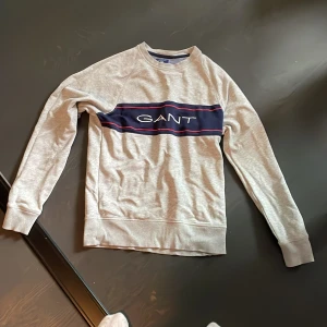 Gant crewneck - Gant hoodie som är använd ett par gånger men fortfarande i bra skick. Pris kan diskuteras 