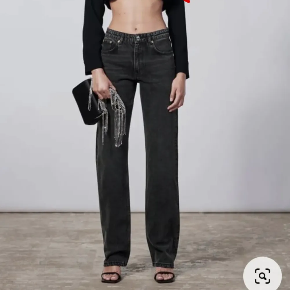 Säljer mina svarta Zara midrise jeans då de blivit för små, därav inga egna bilder💓 Köpta på Zara för ca 300kr och i bra skick!. Jeans & Byxor.