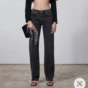 Säljer mina svarta Zara midrise jeans då de blivit för små, därav inga egna bilder💓 Köpta på Zara för ca 300kr och i bra skick!