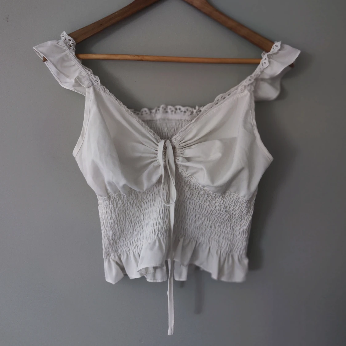 Vit topp med volanger