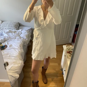 Vit omlottklänning  - Passar s -l för du kan göra den mindre och större! 