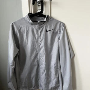 Nike golf jacka  - Hej säljer min fina Nike golf jacka för att jag inte använder den. 10/10 i skick och den tål vind och regn. Mitt pris 349 nypris cirka 1000kr. Storlek S men kan funka som storlek M.